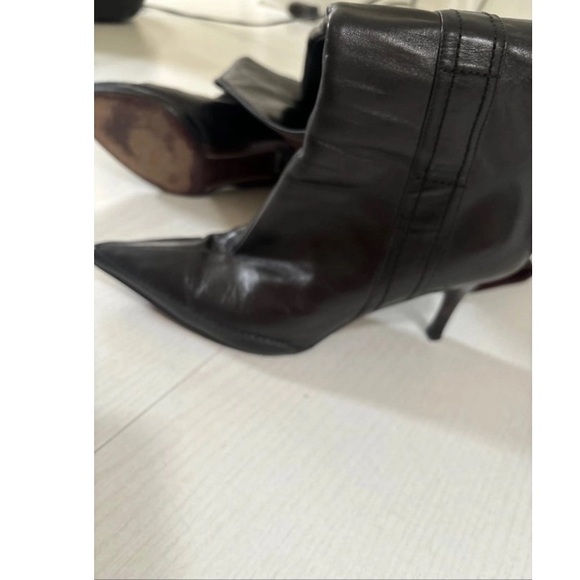 CHANEL Black Heeled Knee-High Leather Point Boots - Picture 7 of 14